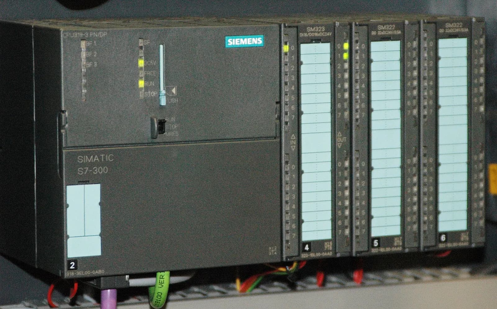Siemens SIMATIC S7-300 CPU with digital input and output modules mounted on a DIN rail
