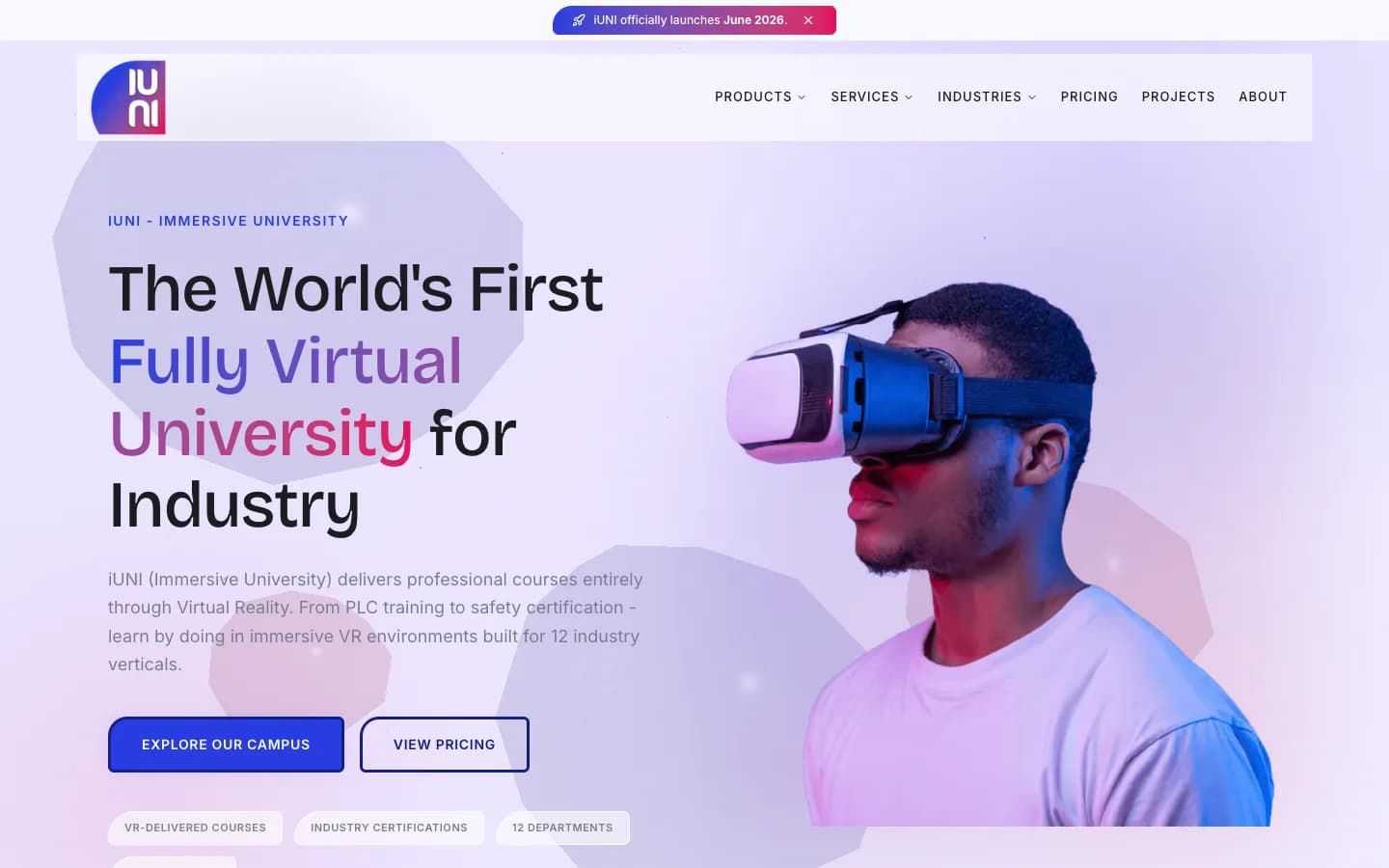 الصفحة الرئيسية لموقع iUNI وفيها عرض لخدمات الواقع الافتراضي والتوائم الرقمية