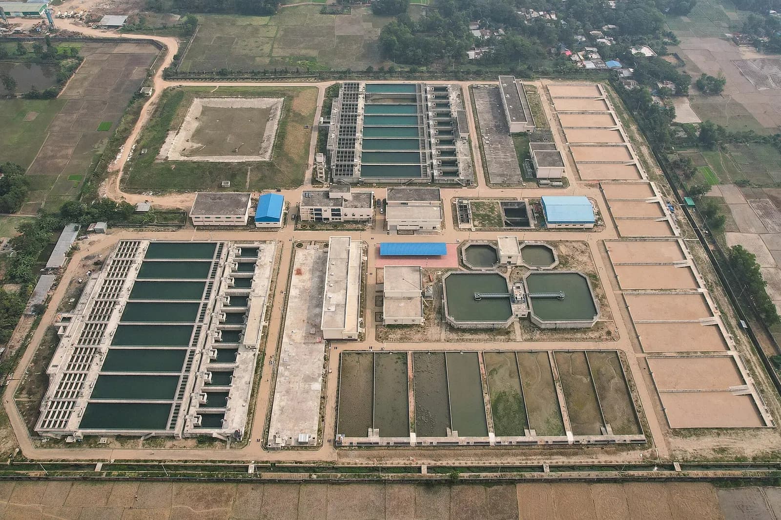 Aerial view of a drinking water treatment plant with rows of filter beds, clarifiers and settling basins.